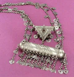 Etui til halskæde og amulet (sølv)